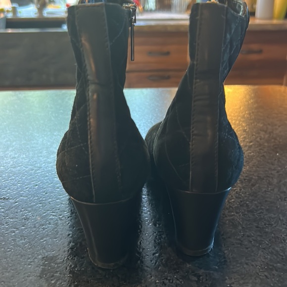 Aquatalia booties in black suede with side zipper and quilted design - Picture 4 of 9